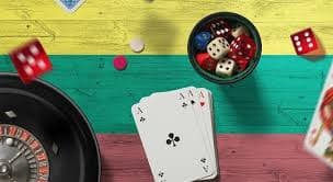 z63slot App Myanmar ကစားသူ Smartphone ဖြင့် ဘောလုံး Sportsbook ကြည့်နေစဉ်